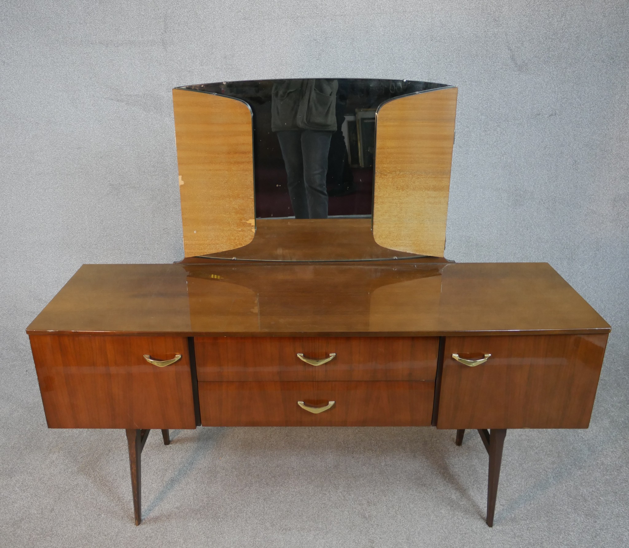 A mid century vintage laminated dressing table by Meredew Furniture. H.124 W.153 D.42cm - Image 2 of 6