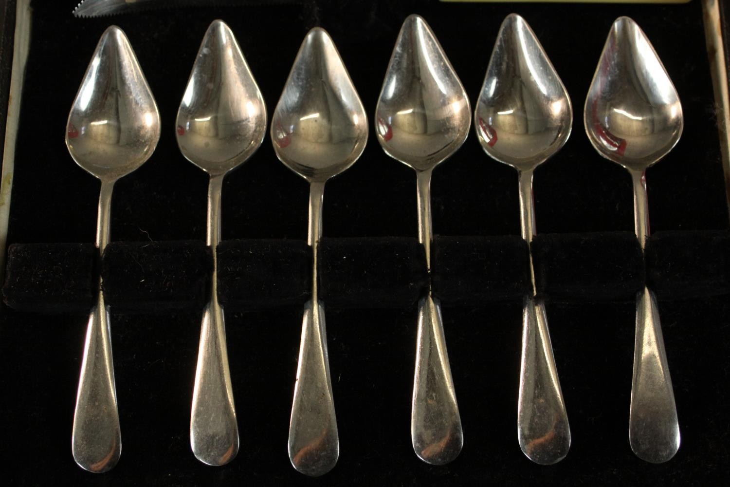 A collection of silver plate, including a set of six grapefruit spoons and a silver plated - Image 4 of 11