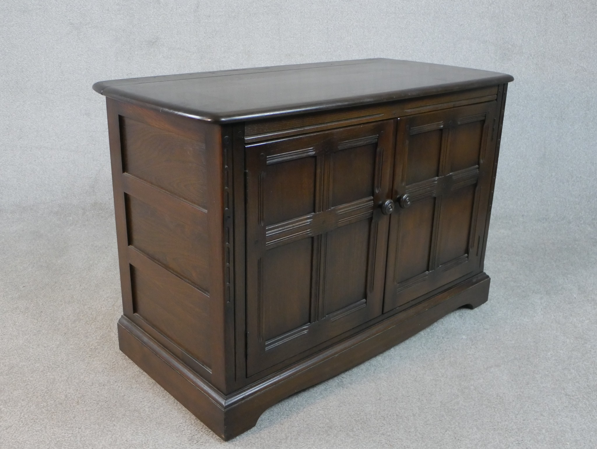 A mid century oak Ercol sideboard in the country antique style. H.70 W.103 D.50cm - Image 7 of 7