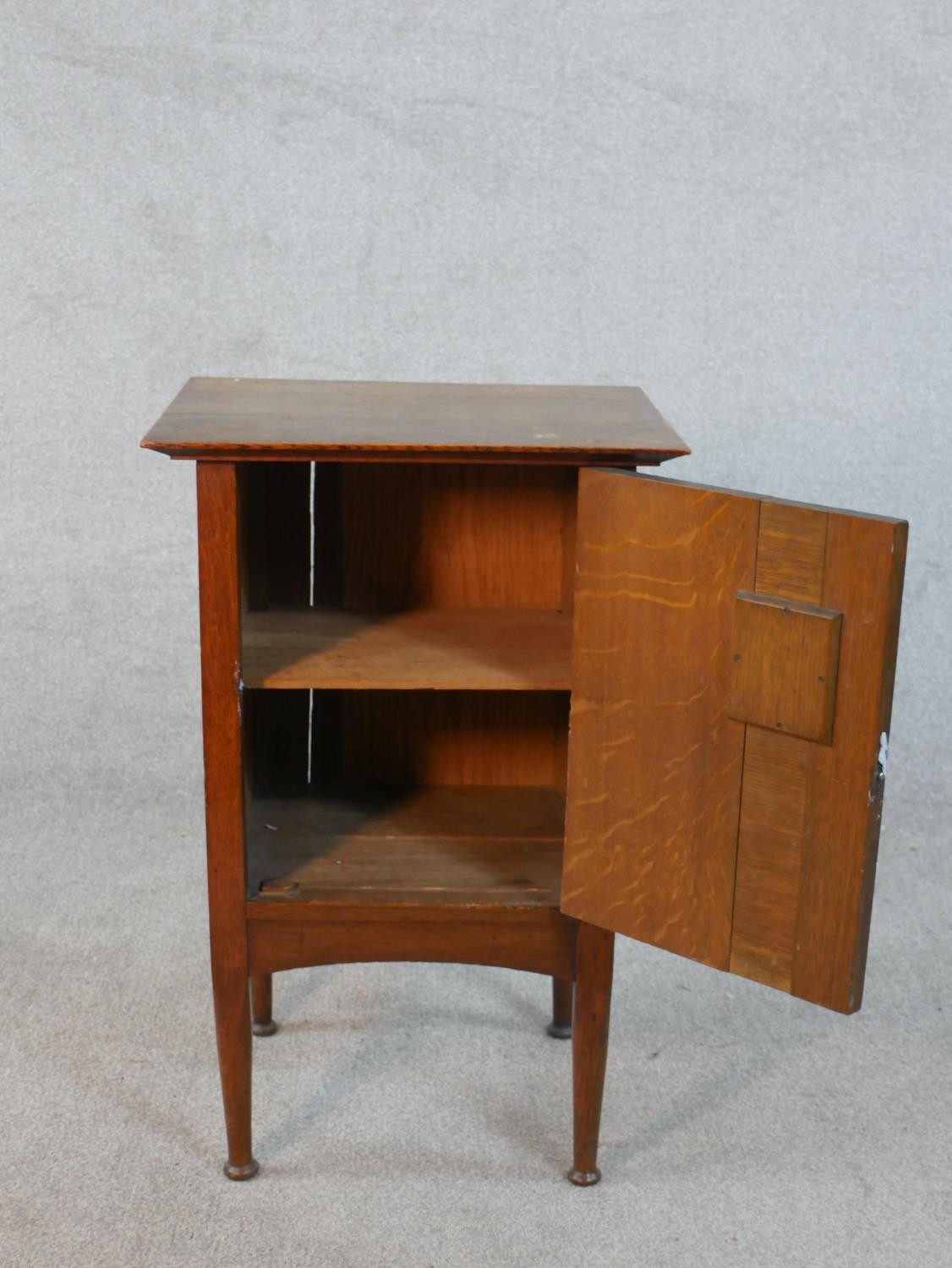 A Harris Lebus Arts and Crafts oak bedside cabinet with recessed panel door on tapering pad foot - Image 5 of 6