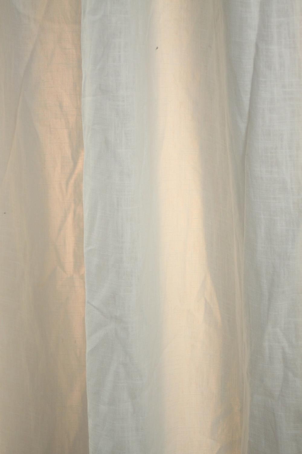A pleated thin white curtain. L.250 W.260cm. - Image 5 of 5