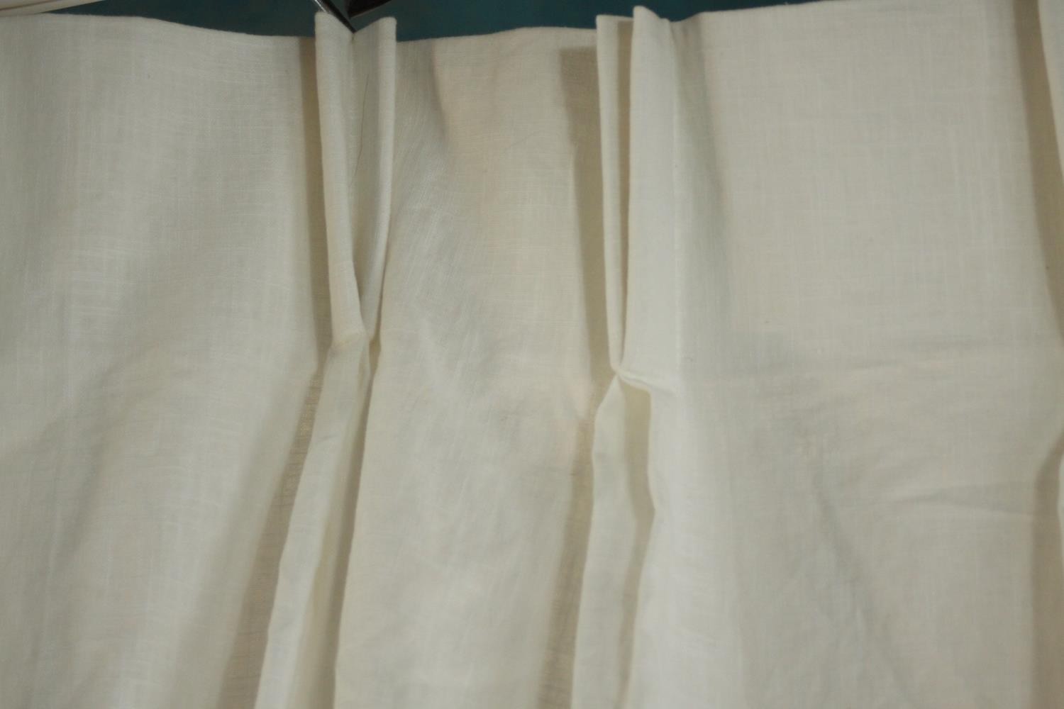 A pleated thin white curtain. L.250 W.260cm. - Image 4 of 5