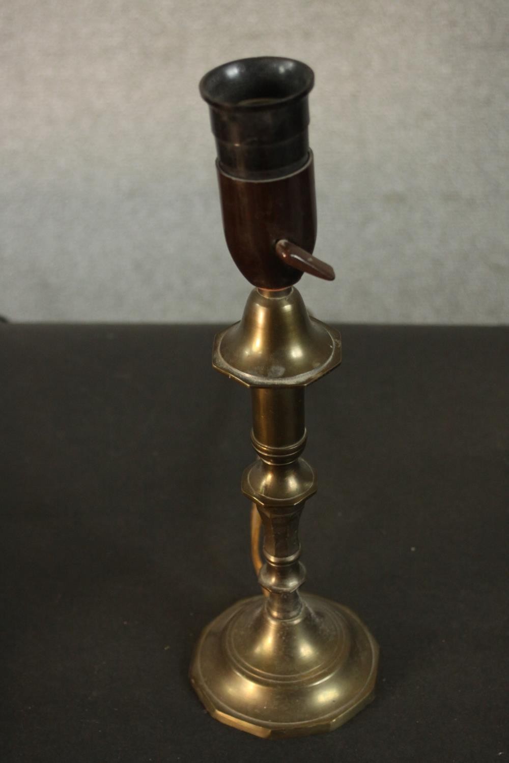 A novelty ceramic table lamp in the form of a vintage camera, along with a brass candle stick - Image 5 of 6