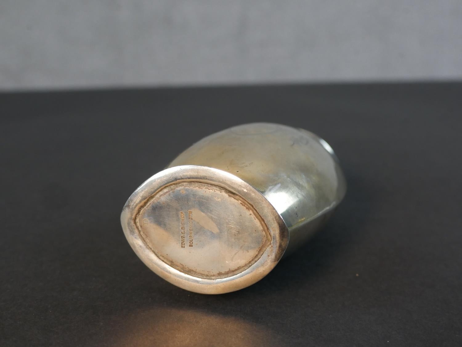 An Edwardian sterling silver urn form sugar sifter by Edward Barnard & Sons Ltd. Hallmarked: London, - Image 7 of 7