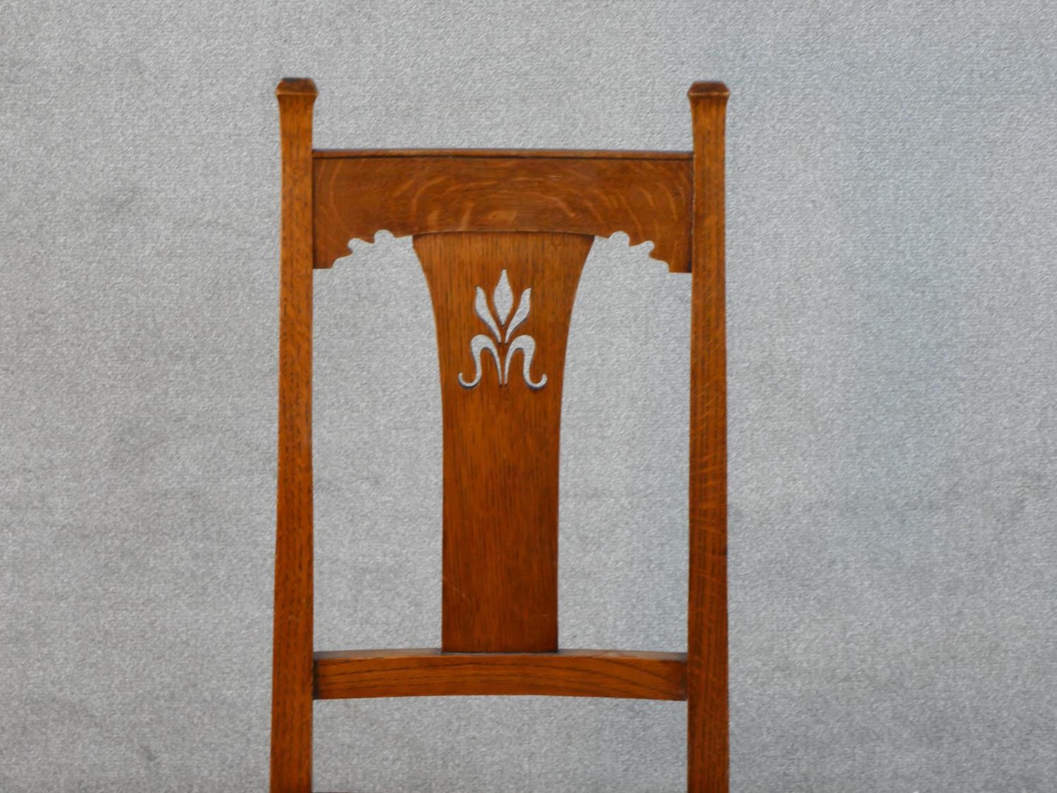 A set of six Arts and Crafts oak dining chairs with pierced foliate central splats on square - Image 4 of 6