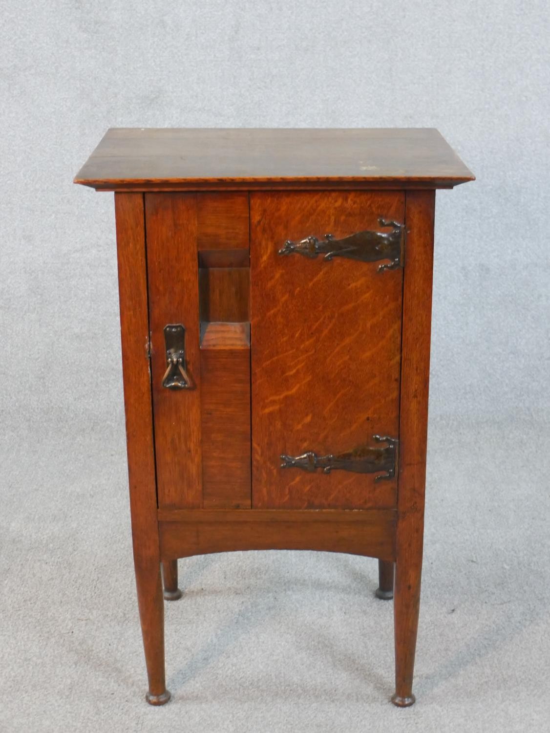 A Harris Lebus Arts and Crafts oak bedside cabinet with recessed panel door on tapering pad foot - Image 2 of 6