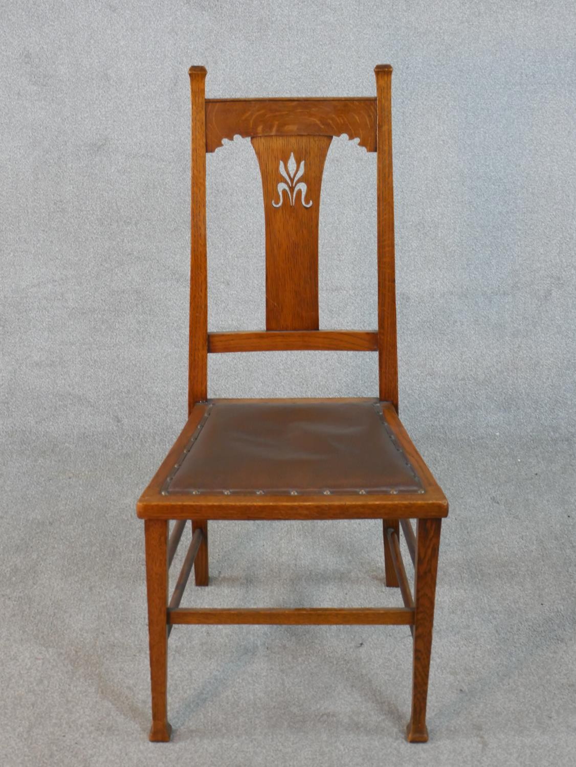 A set of six Arts and Crafts oak dining chairs with pierced foliate central splats on square - Image 2 of 6