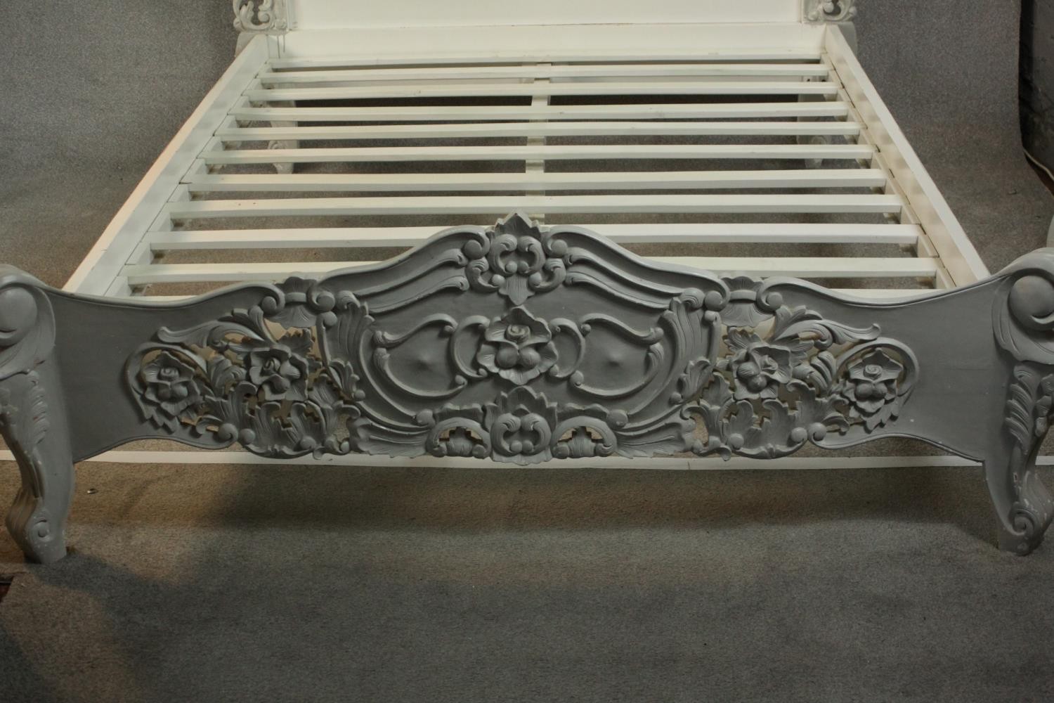 A grey and white painted ornately carved king size bed, the headboard and foot carved and pierced - Image 5 of 10