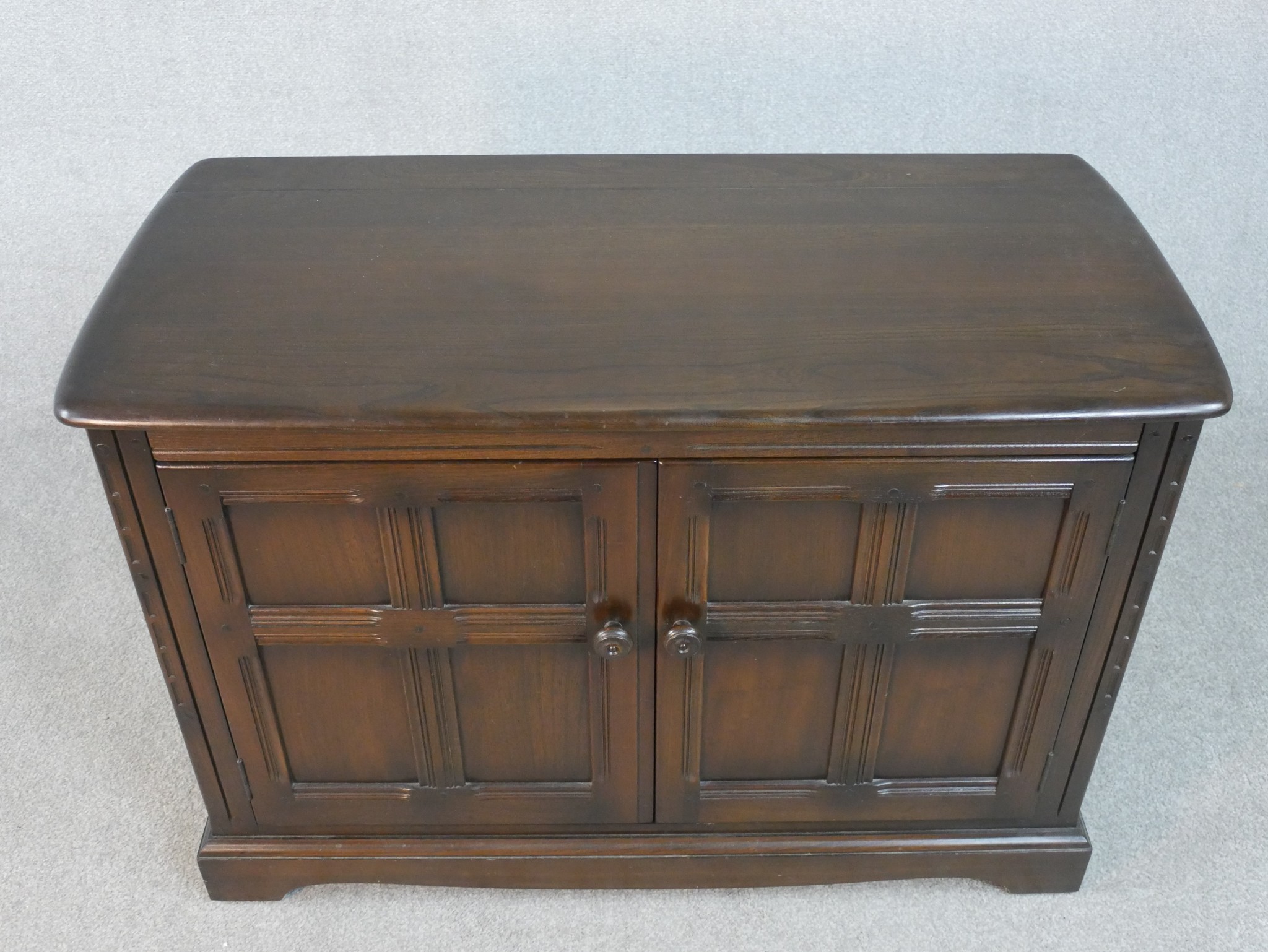 A mid century oak Ercol sideboard in the country antique style. H.70 W.103 D.50cm - Image 2 of 7