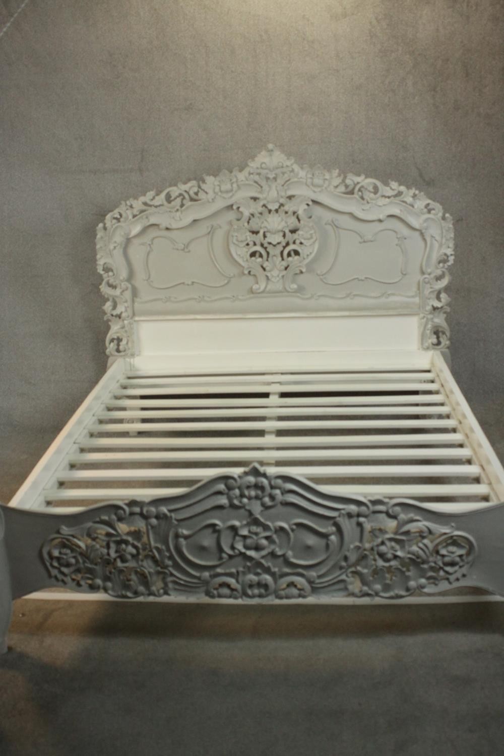 A grey and white painted ornately carved king size bed, the headboard and foot carved and pierced - Image 4 of 10