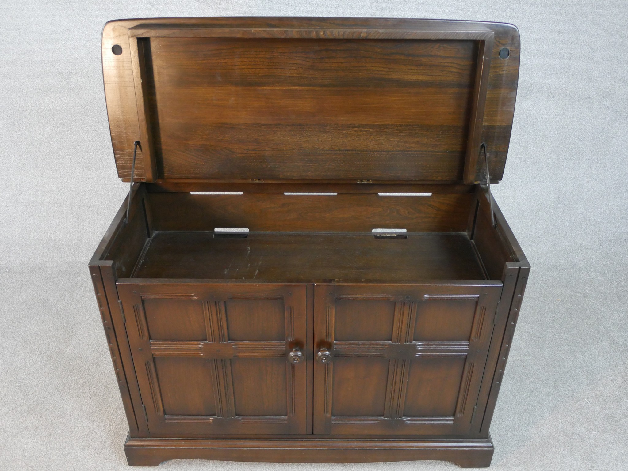 A mid century oak Ercol sideboard in the country antique style. H.70 W.103 D.50cm - Image 6 of 7