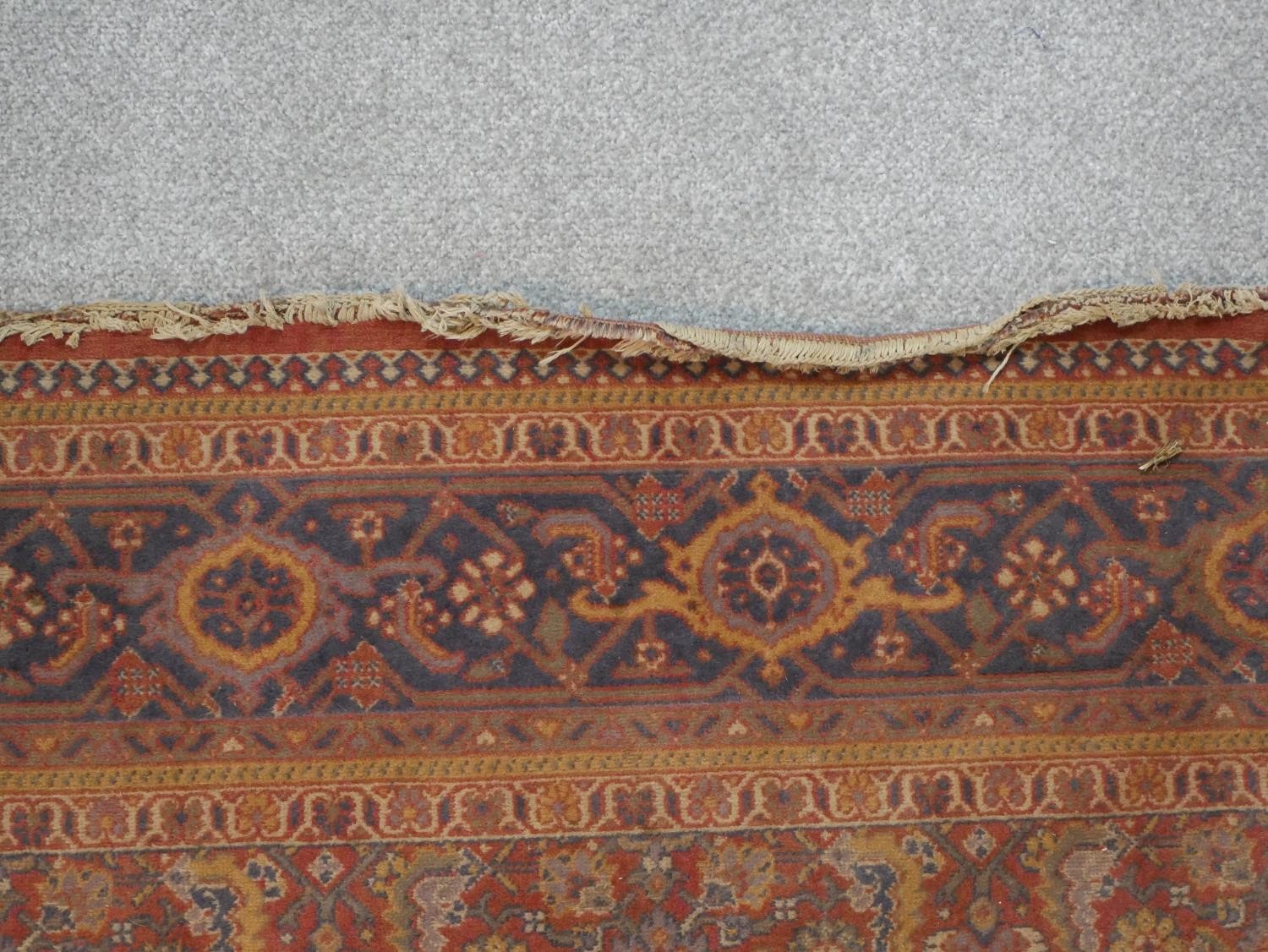 A red ground Keshan motif carpet. L.290 W.195cm - Image 6 of 7