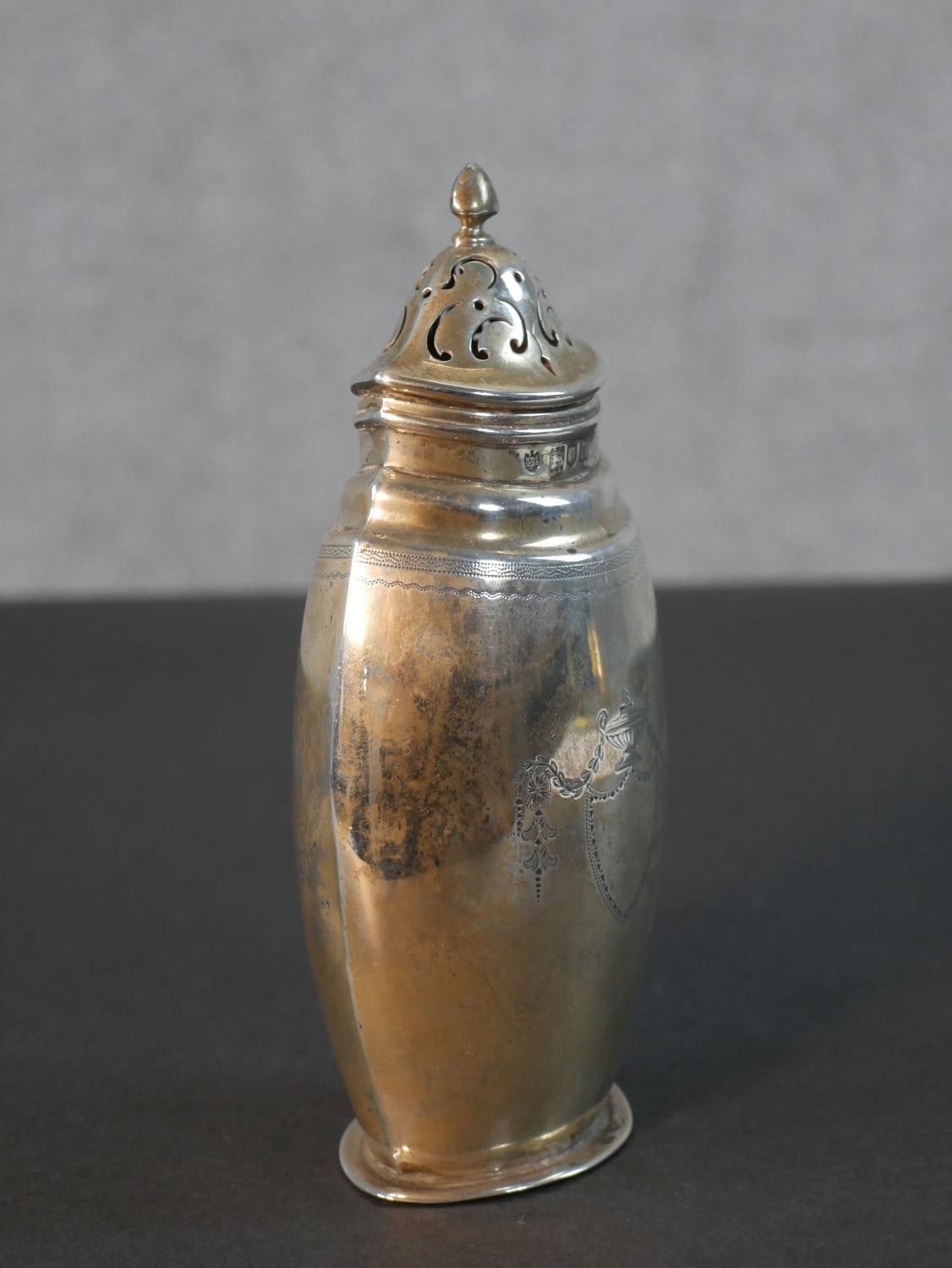 An Edwardian sterling silver urn form sugar sifter by Edward Barnard & Sons Ltd. Hallmarked: London, - Image 4 of 7