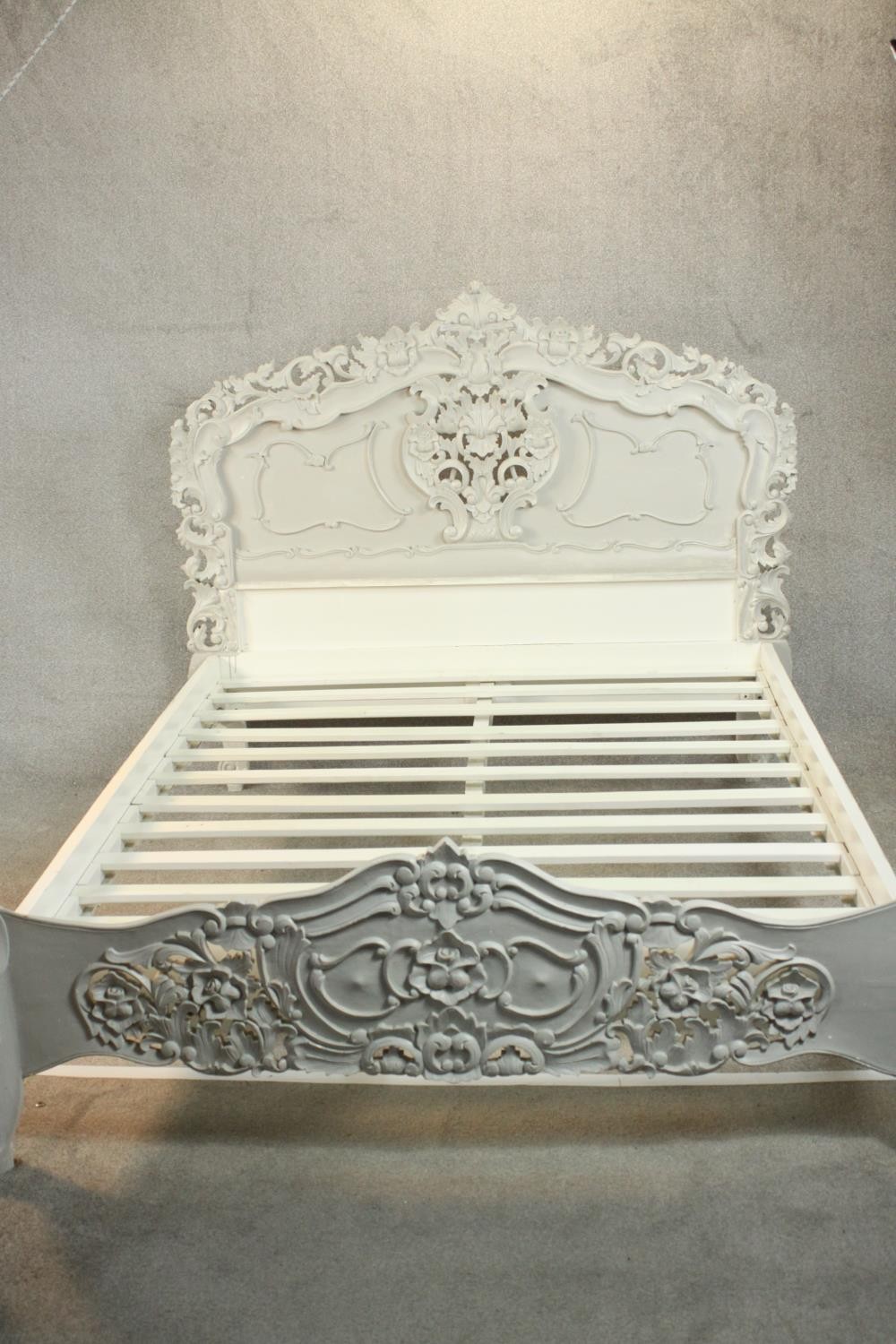 A grey and white painted ornately carved king size bed, the headboard and foot carved and pierced - Image 2 of 10