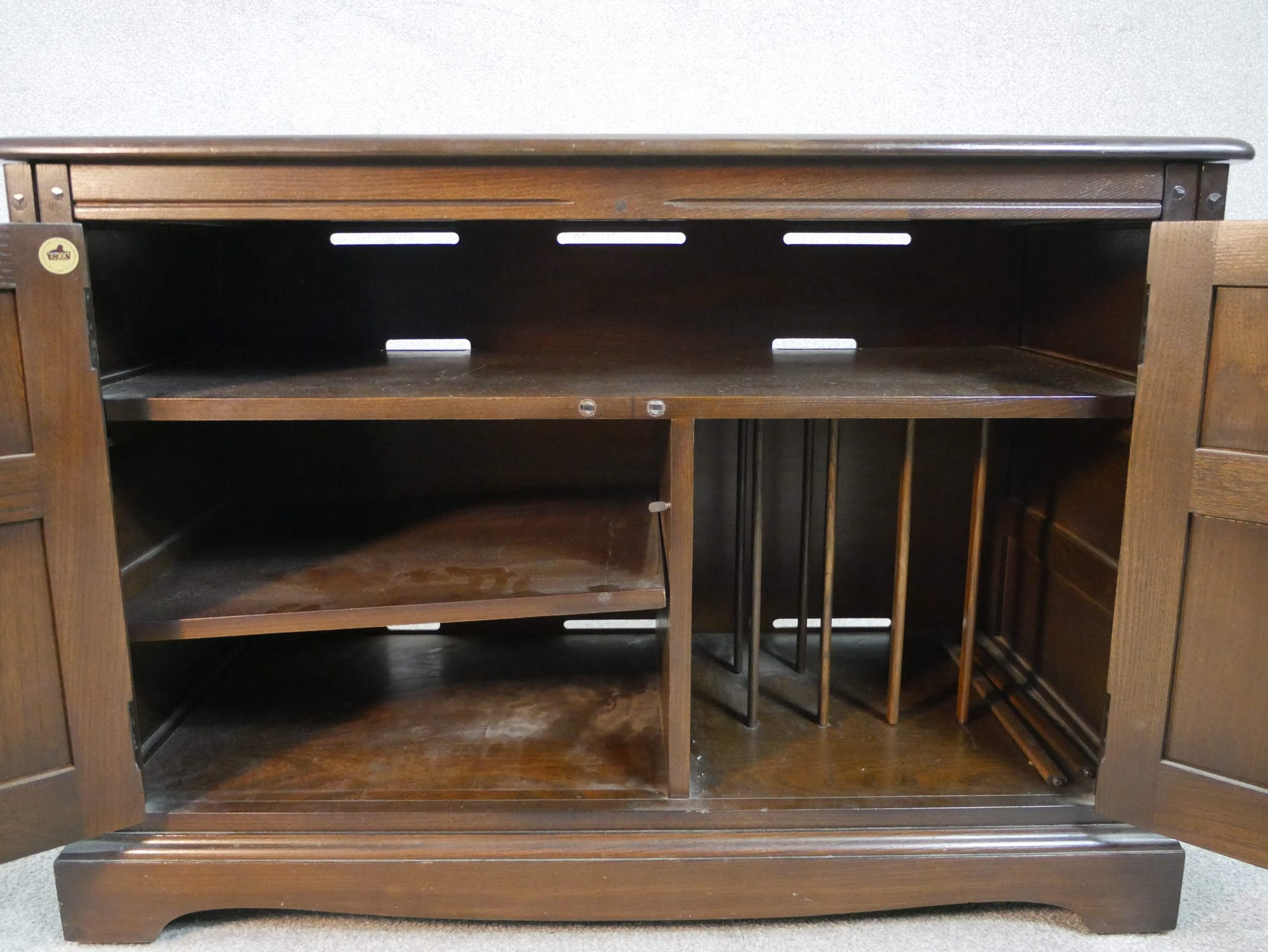 A mid century oak Ercol sideboard in the country antique style. H.70 W.103 D.50cm - Image 4 of 7