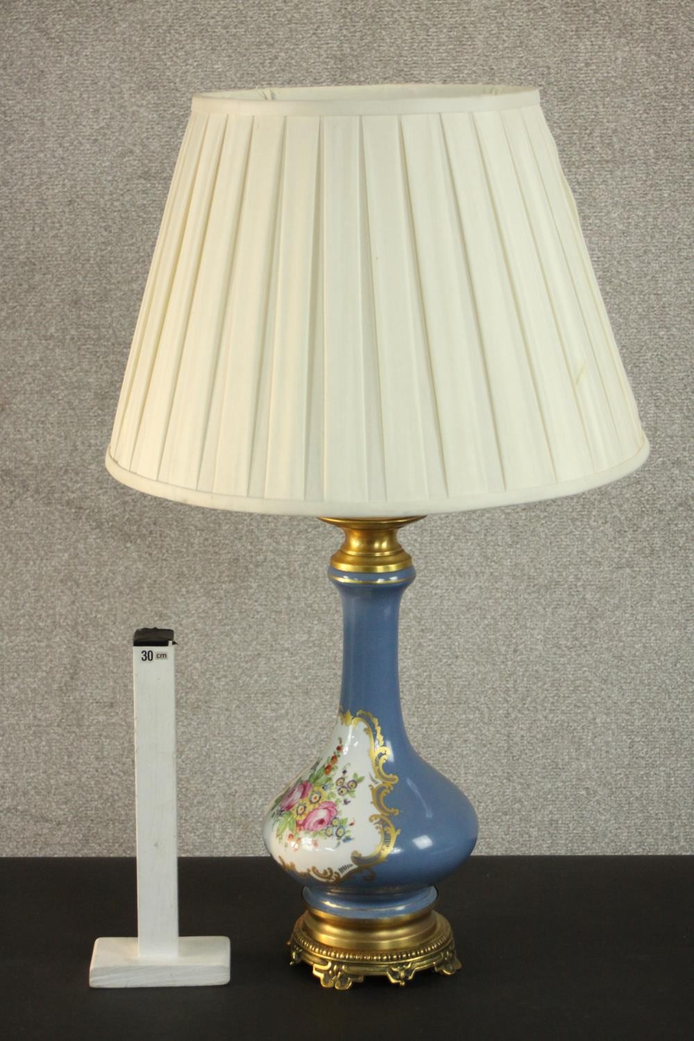 A hand painted and gilded porcelain floral design lamp on a gilt metal repousse design stand. H.77 - Image 2 of 5