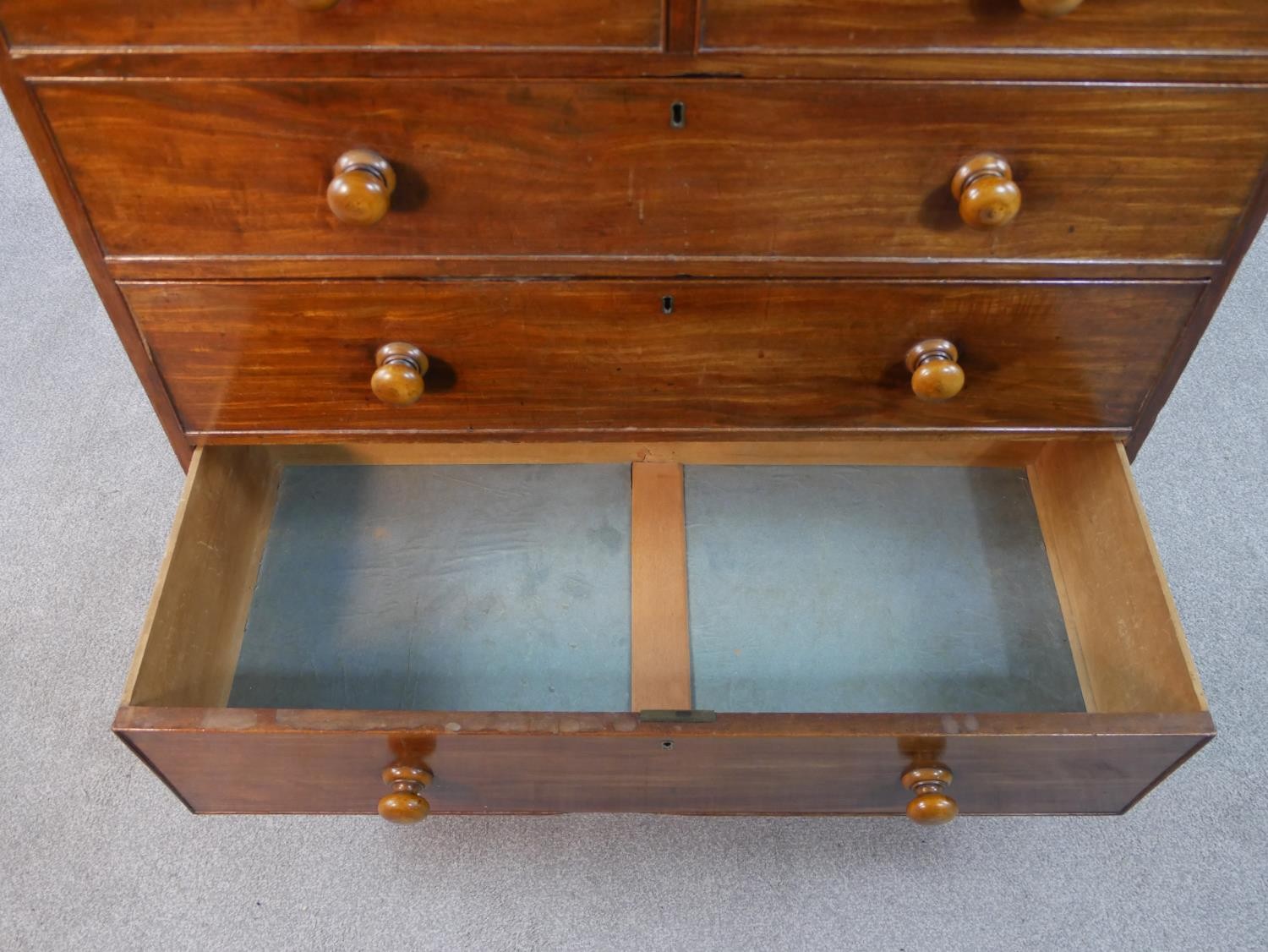 A Georgian mahogany chest of drawers on shaped bracket feet. H.106 W.107 D.48cm - Image 4 of 6