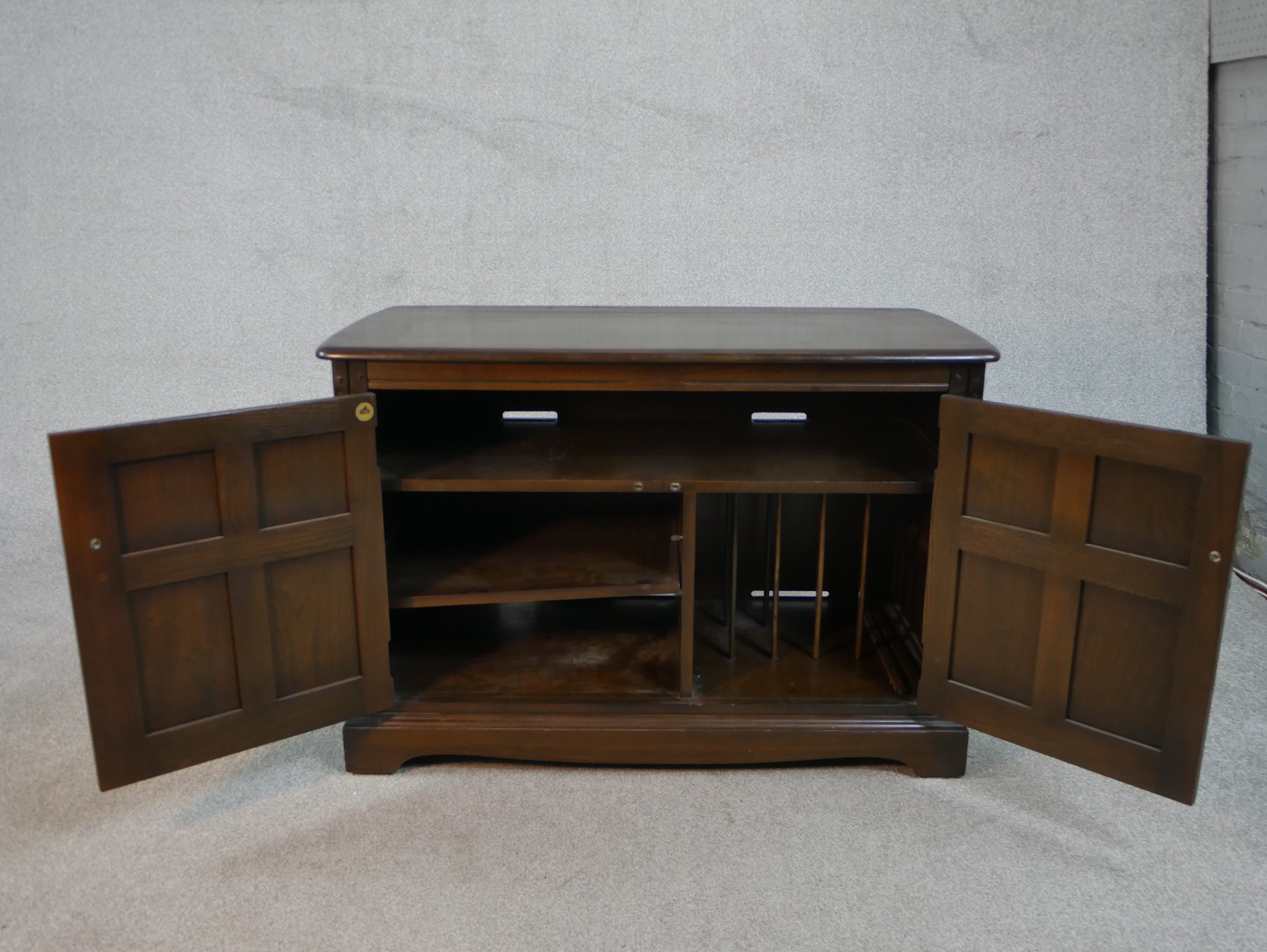 A mid century oak Ercol sideboard in the country antique style. H.70 W.103 D.50cm - Image 3 of 7