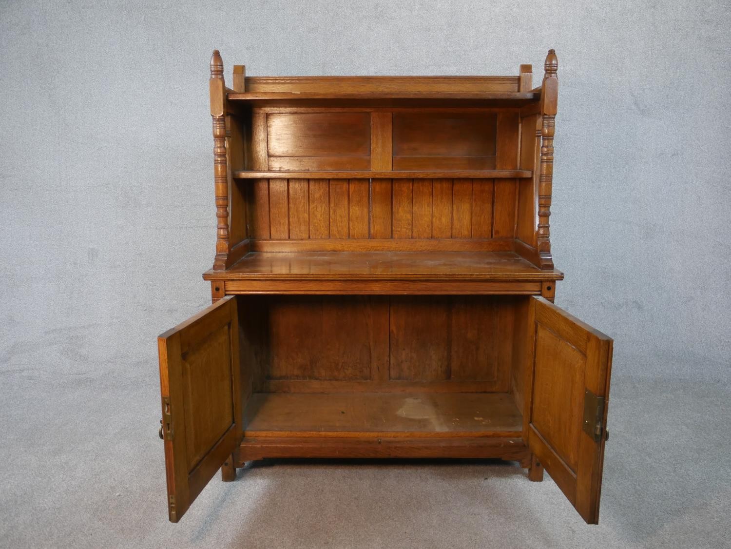 A late 19th century Arts and Crafts inspired sideboard with raised superstructure above panel - Image 4 of 5