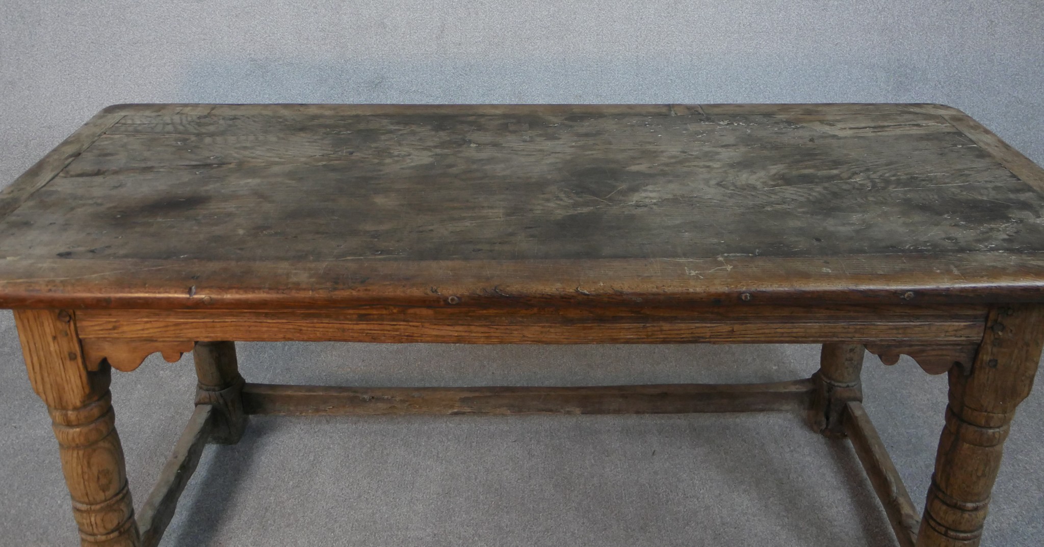 An 18th century oak planked top refectory dining table with cleated ends on turned stretched - Image 4 of 5