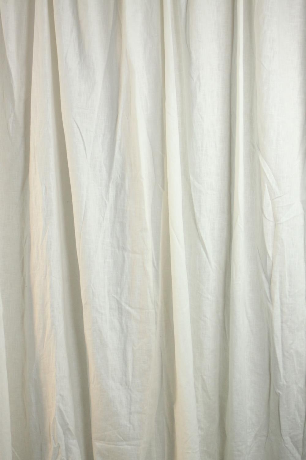 A pleated thin white curtain. L.250 W.260cm. - Image 2 of 5