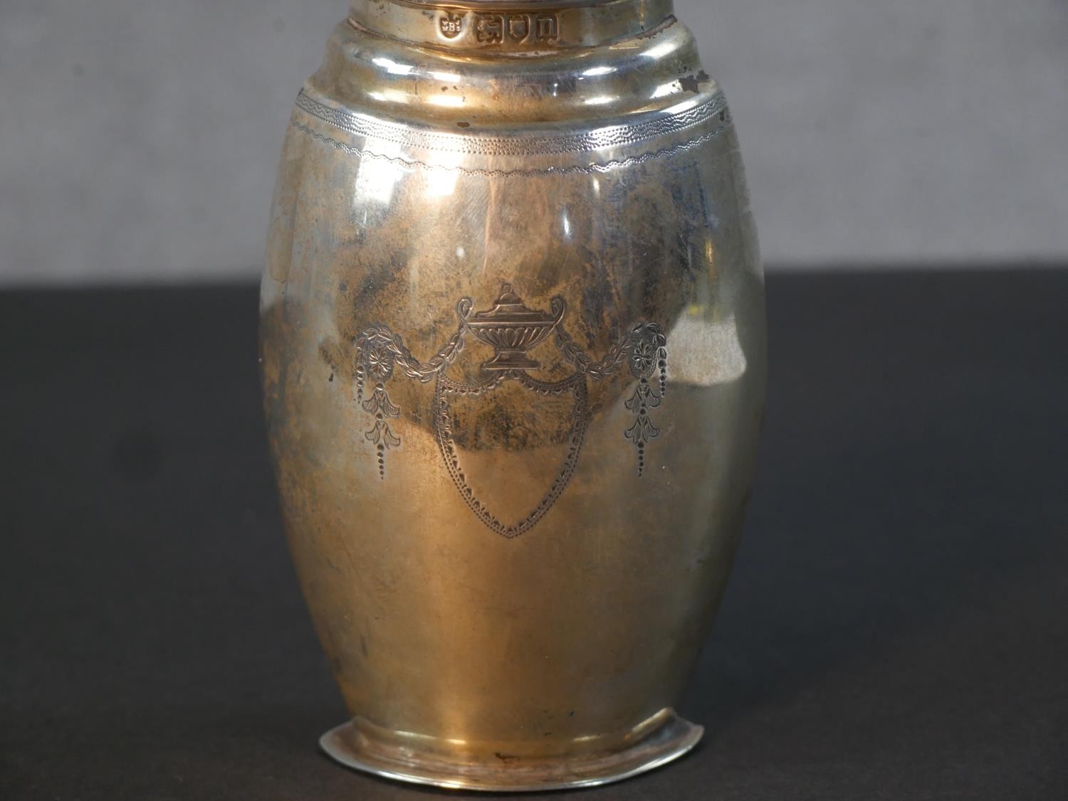 An Edwardian sterling silver urn form sugar sifter by Edward Barnard & Sons Ltd. Hallmarked: London, - Image 3 of 7