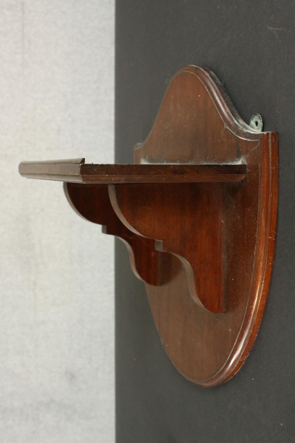 A Victorian walnut wall shelf on a shield shaped back. H.45 W.37 D.23cm. - Image 4 of 6