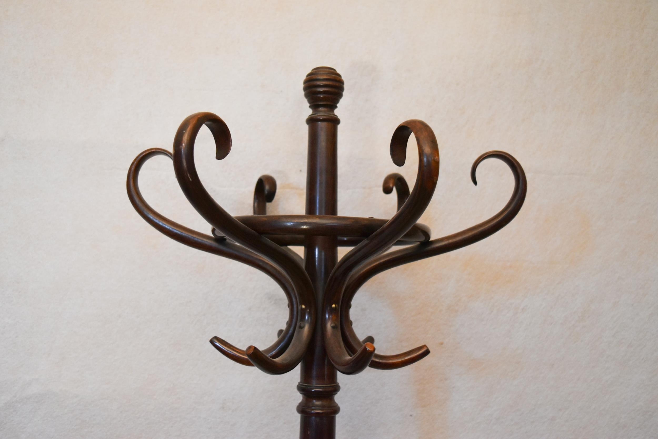 An early 20th century bentwood hat and coat stand, with six S shaped hooks, on four curved feet. - Image 4 of 4