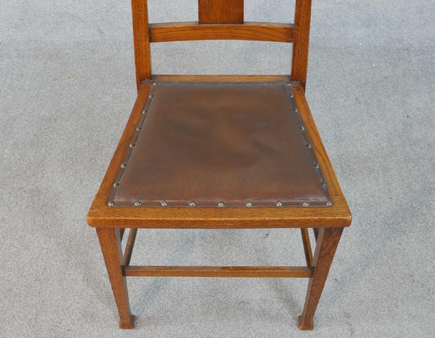 A set of six Arts and Crafts oak dining chairs with pierced foliate central splats on square - Image 3 of 6
