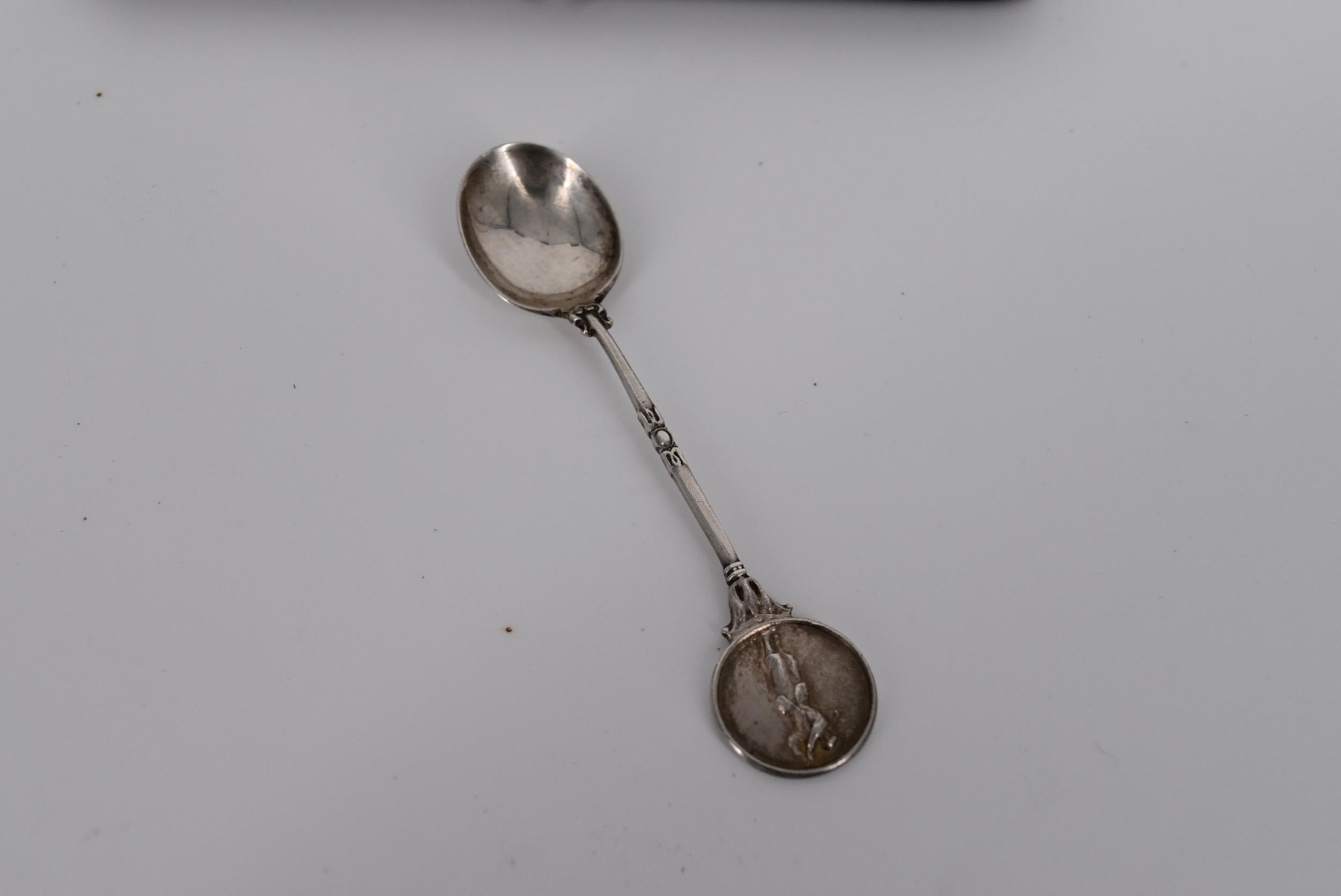 A cased set of silver tea spoons by James Fenton, each of the finials in a relief medal design - Image 3 of 5