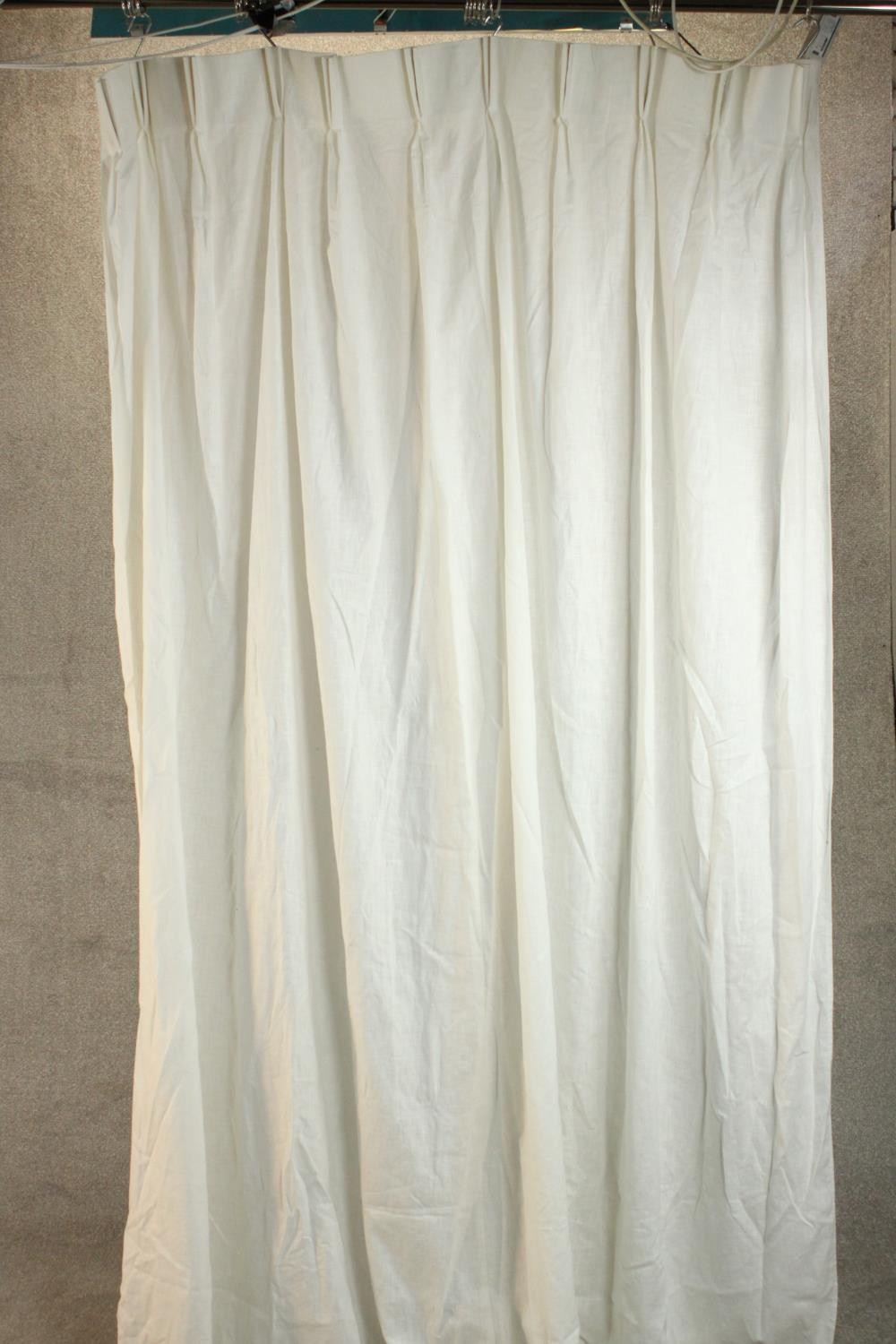 A pleated thin white curtain. L.250 W.260cm.