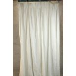 A pleated thin white curtain. L.250 W.260cm.