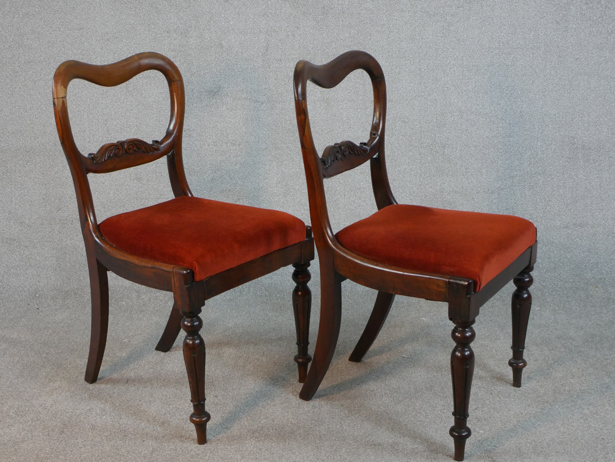 A pair of Victorian walnut kidney back dining chairs, the drop in seat upholstered in red velour, on - Image 6 of 6