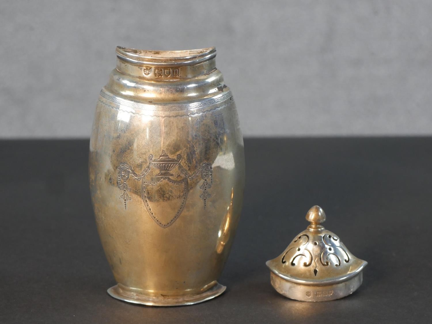 An Edwardian sterling silver urn form sugar sifter by Edward Barnard & Sons Ltd. Hallmarked: London, - Image 5 of 7