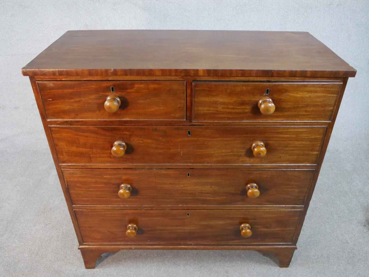 A Georgian mahogany chest of drawers on shaped bracket feet. H.106 W.107 D.48cm - Image 2 of 6