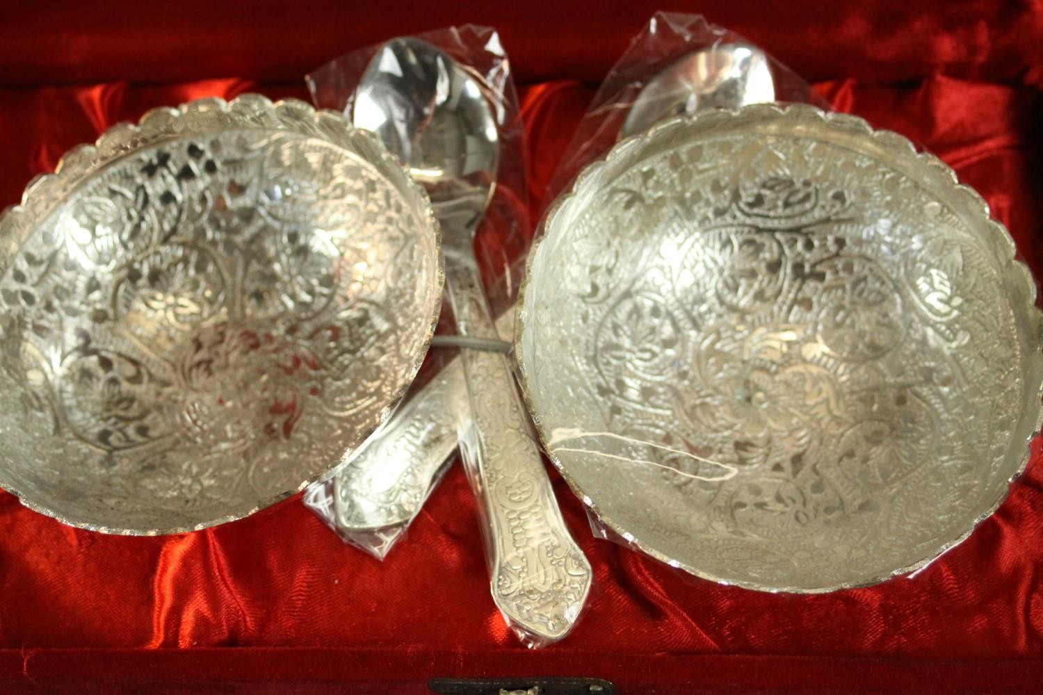 A collection of silver plate, including a set of six grapefruit spoons and a silver plated - Image 5 of 11