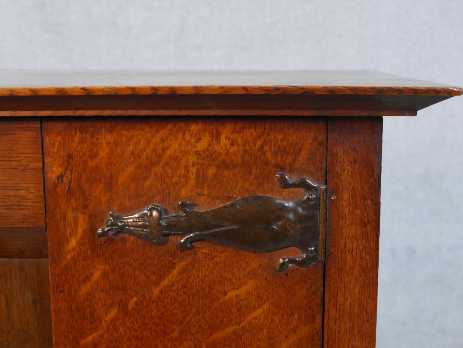 A Harris Lebus Arts and Crafts oak bedside cabinet with recessed panel door on tapering pad foot - Image 4 of 6