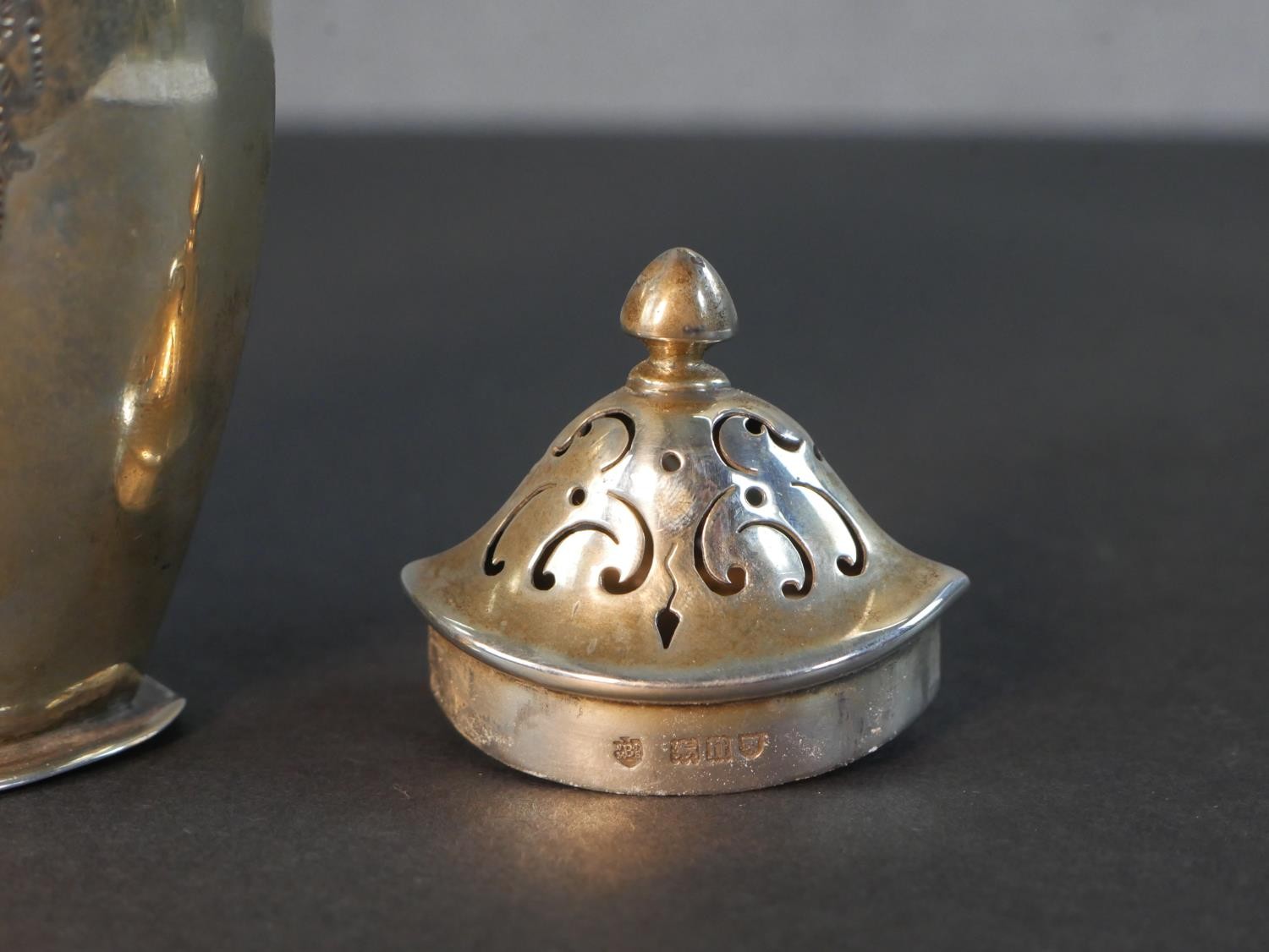 An Edwardian sterling silver urn form sugar sifter by Edward Barnard & Sons Ltd. Hallmarked: London, - Image 6 of 7