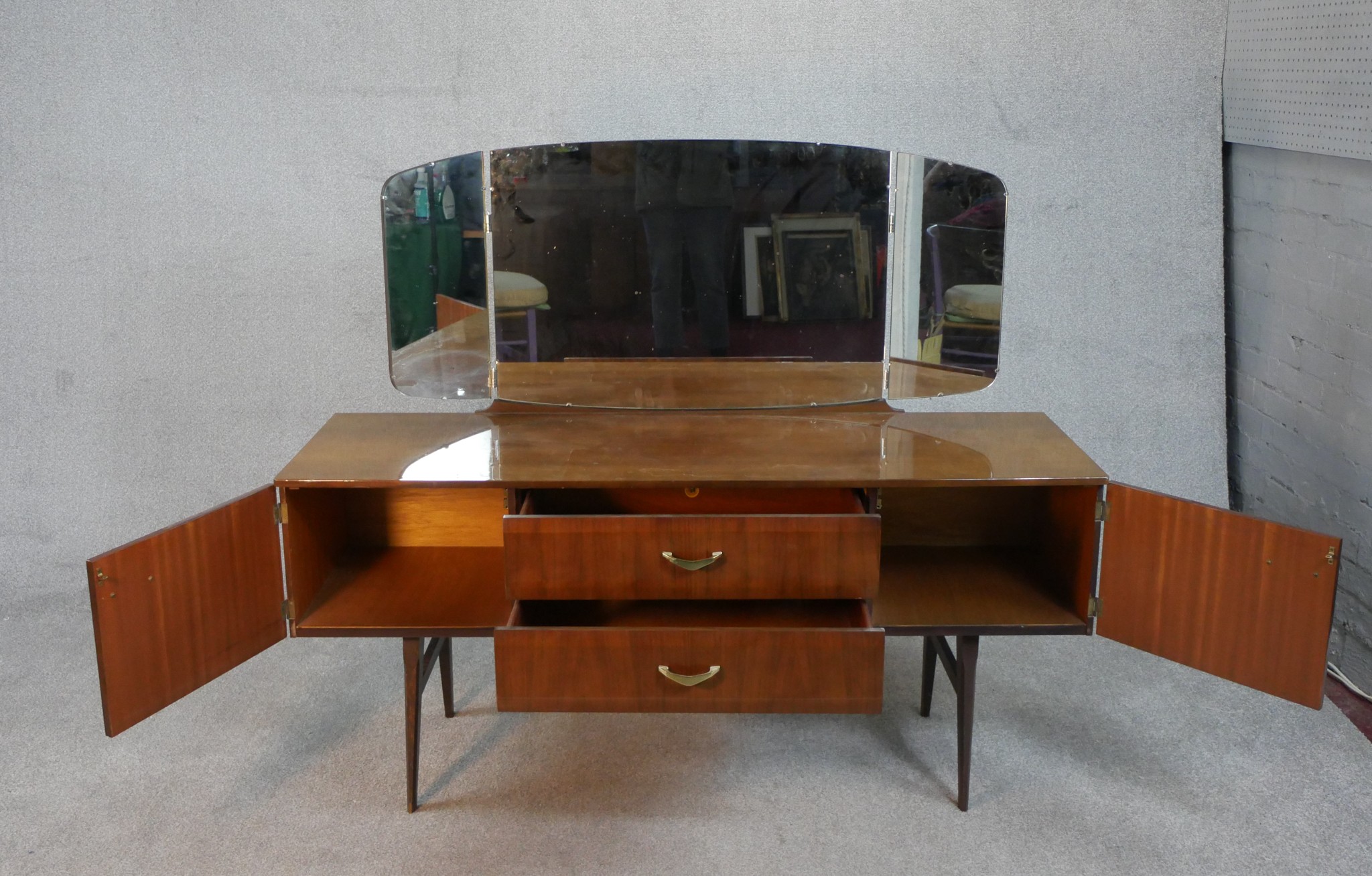 A mid century vintage laminated dressing table by Meredew Furniture. H.124 W.153 D.42cm - Image 3 of 6