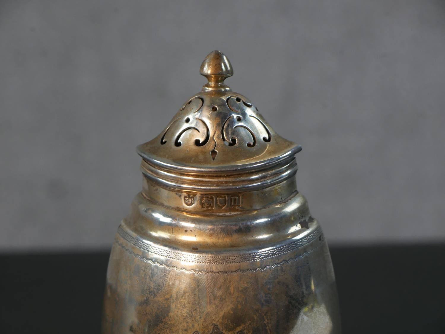 An Edwardian sterling silver urn form sugar sifter by Edward Barnard & Sons Ltd. Hallmarked: London, - Image 2 of 7