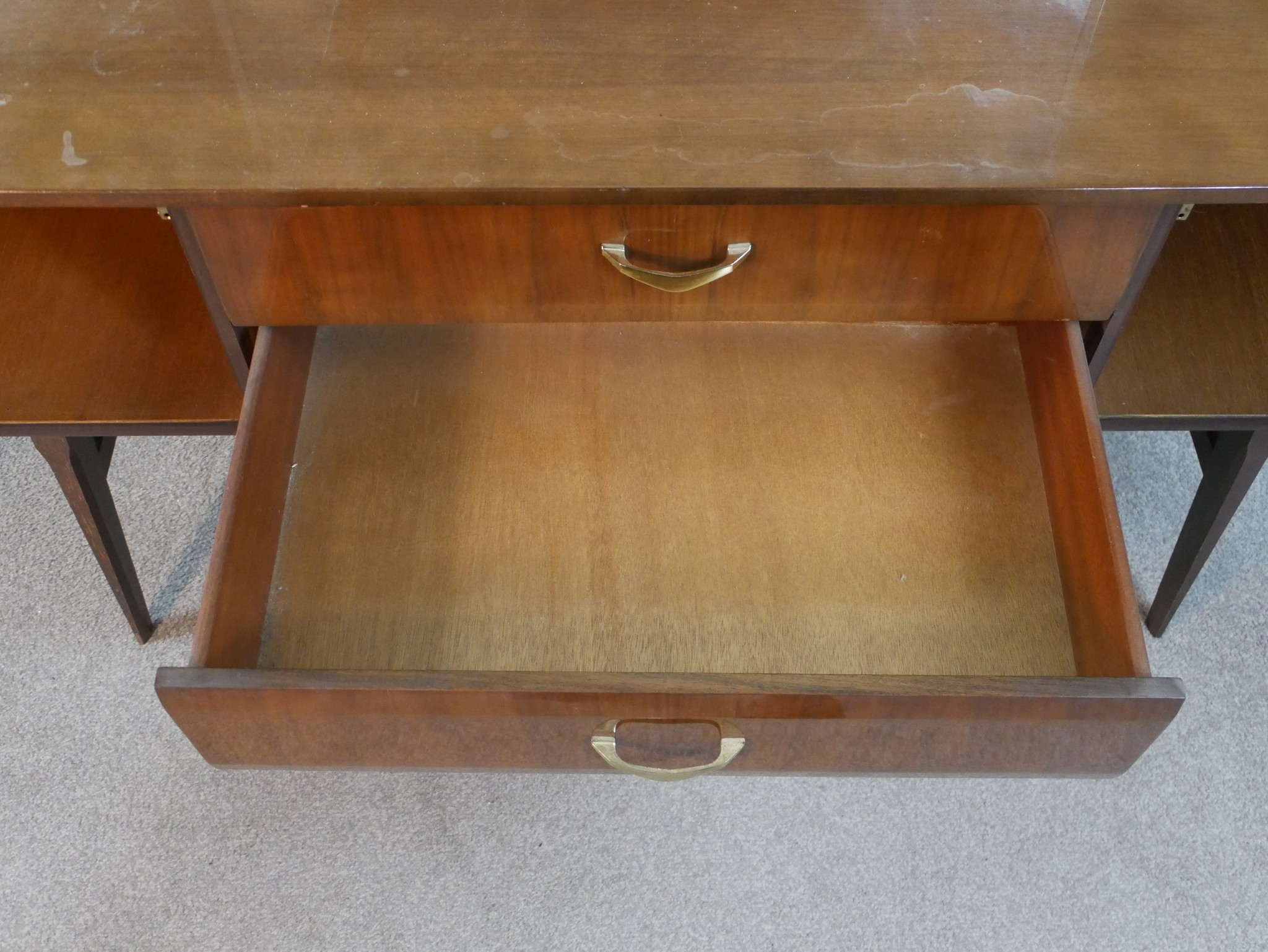 A mid century vintage laminated dressing table by Meredew Furniture. H.124 W.153 D.42cm - Image 4 of 6