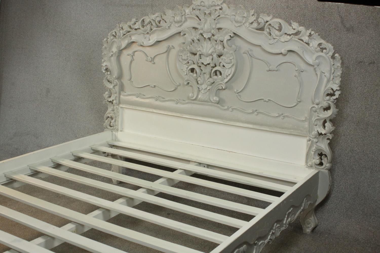 A grey and white painted ornately carved king size bed, the headboard and foot carved and pierced - Image 3 of 10