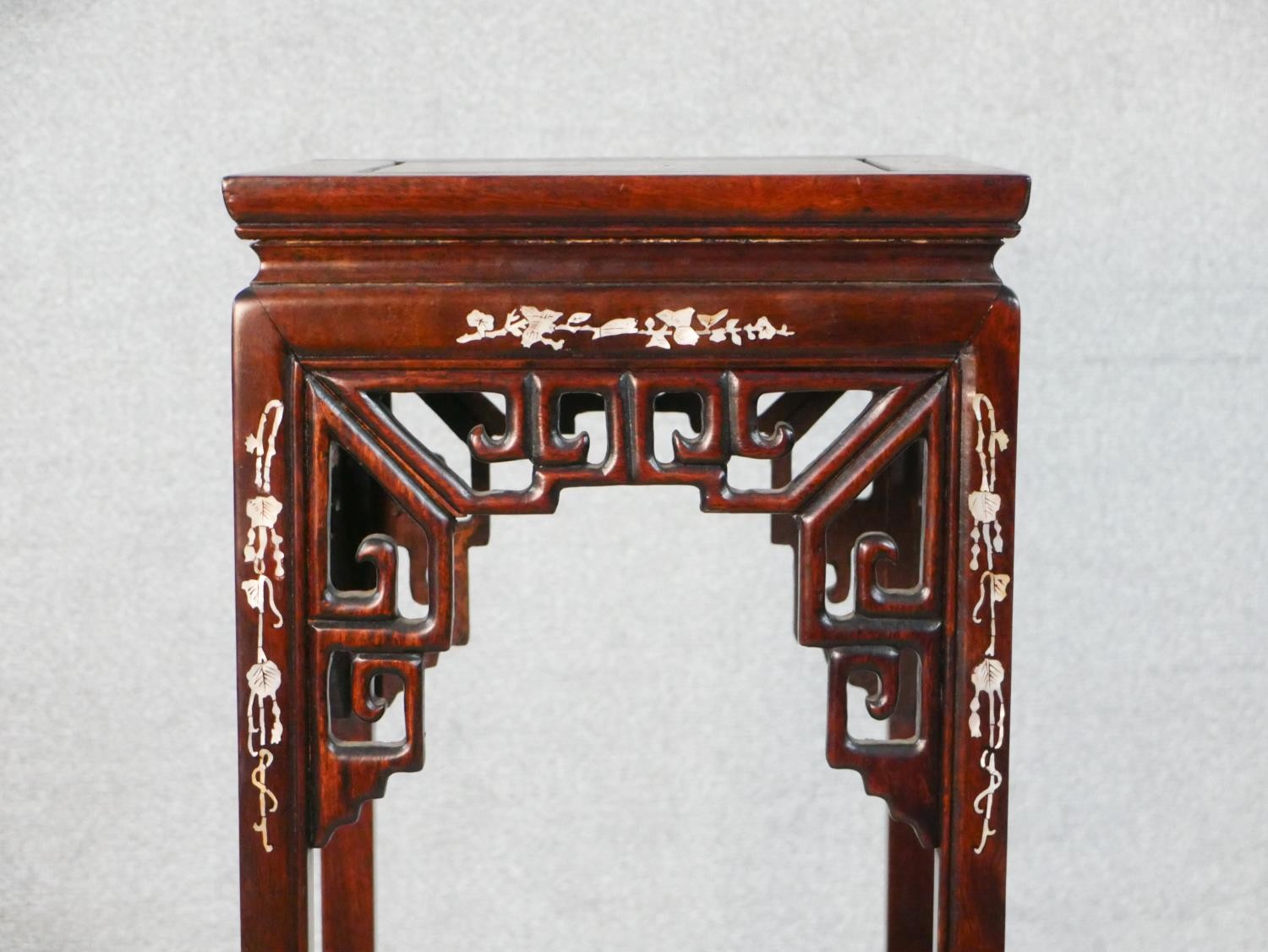 A Chinese carved and pierced hardwood urn stand inlaid with mother of pearl bird and floral - Image 3 of 5