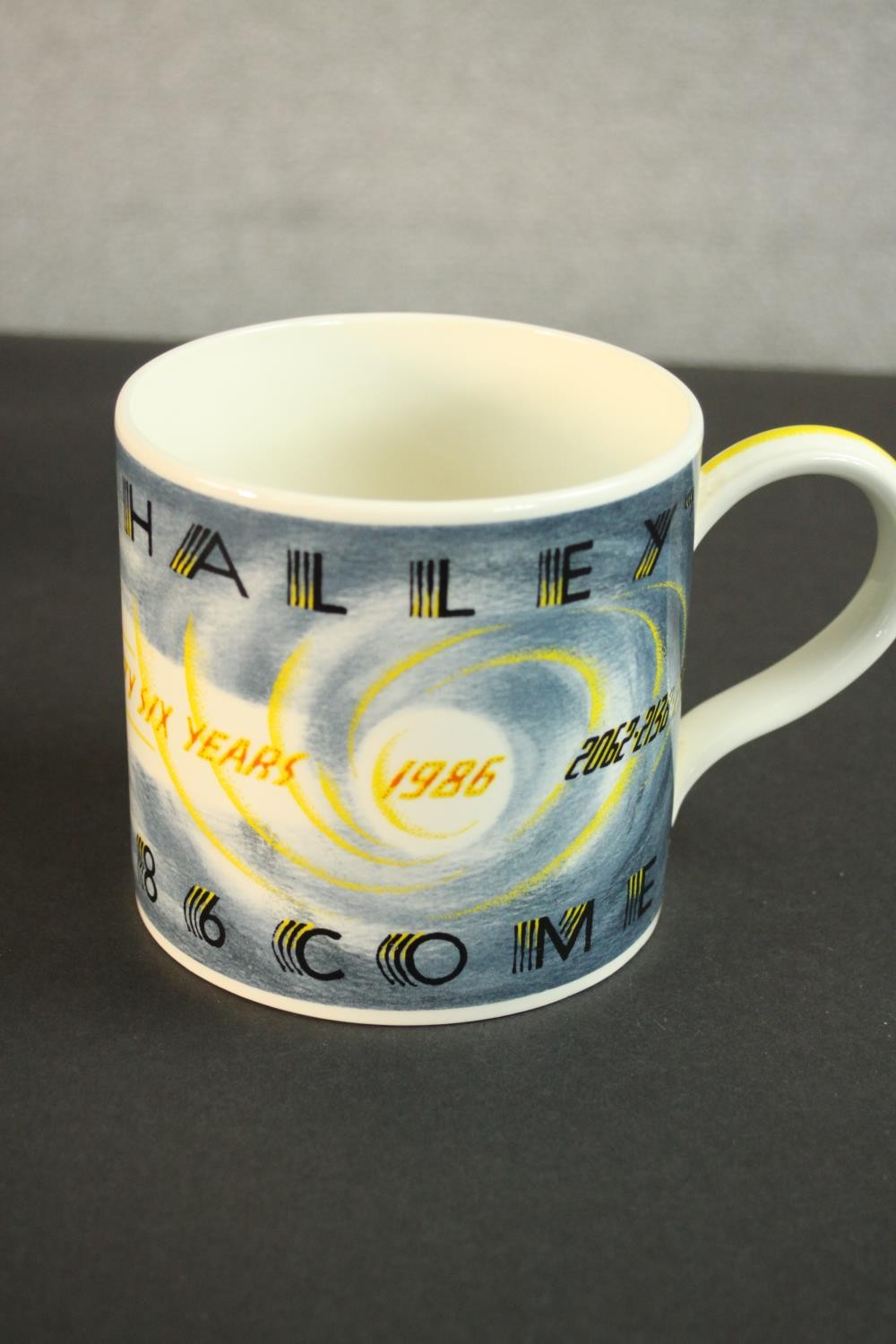 A boxed Richard Guyatt for Wedgwood mug to mark the return of Halley's Comet in 1986. Number 444 - Image 2 of 7