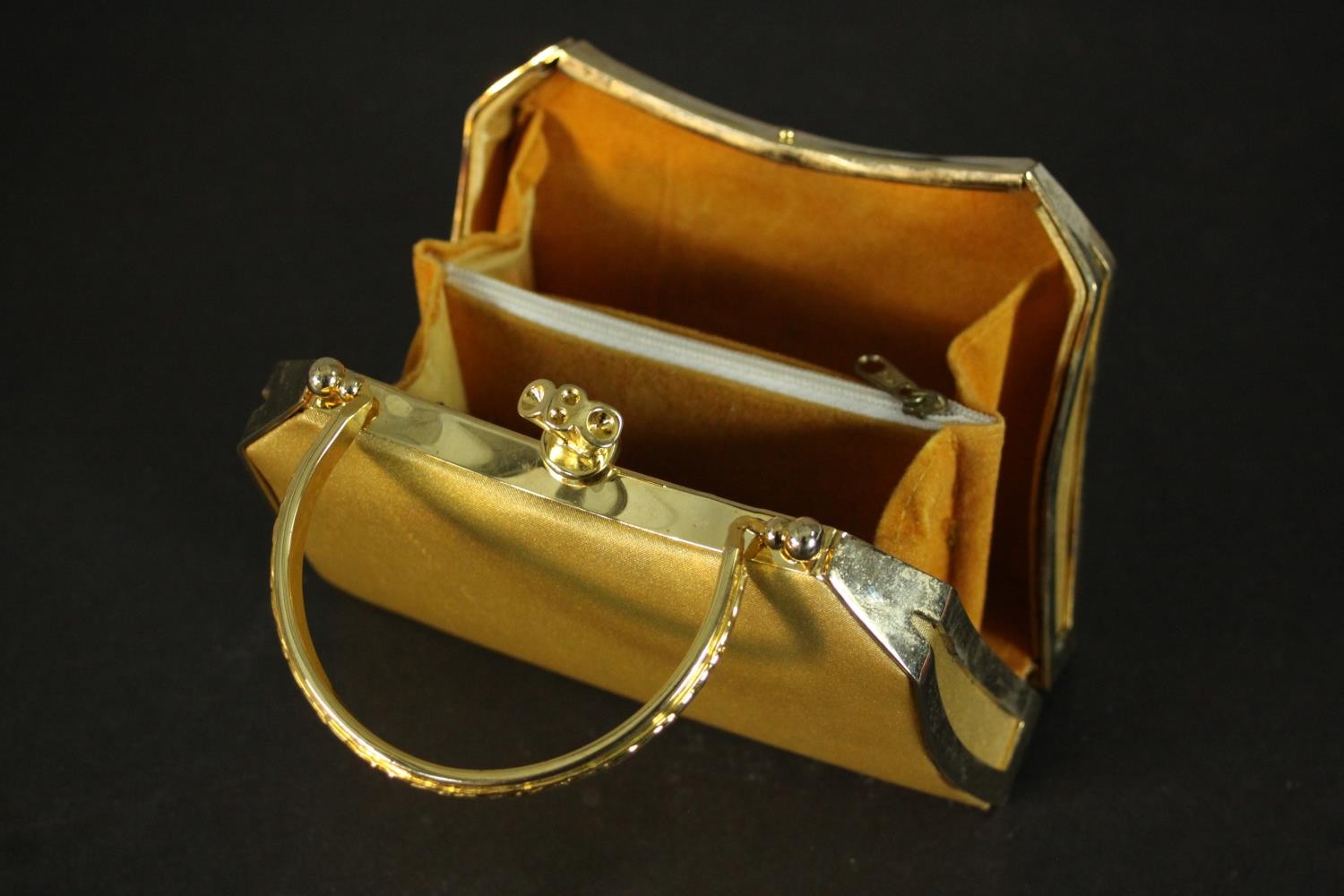 Two vintage clutch handbags, including an Indian gold brocade and glass cabochon detailed evening - Image 6 of 10