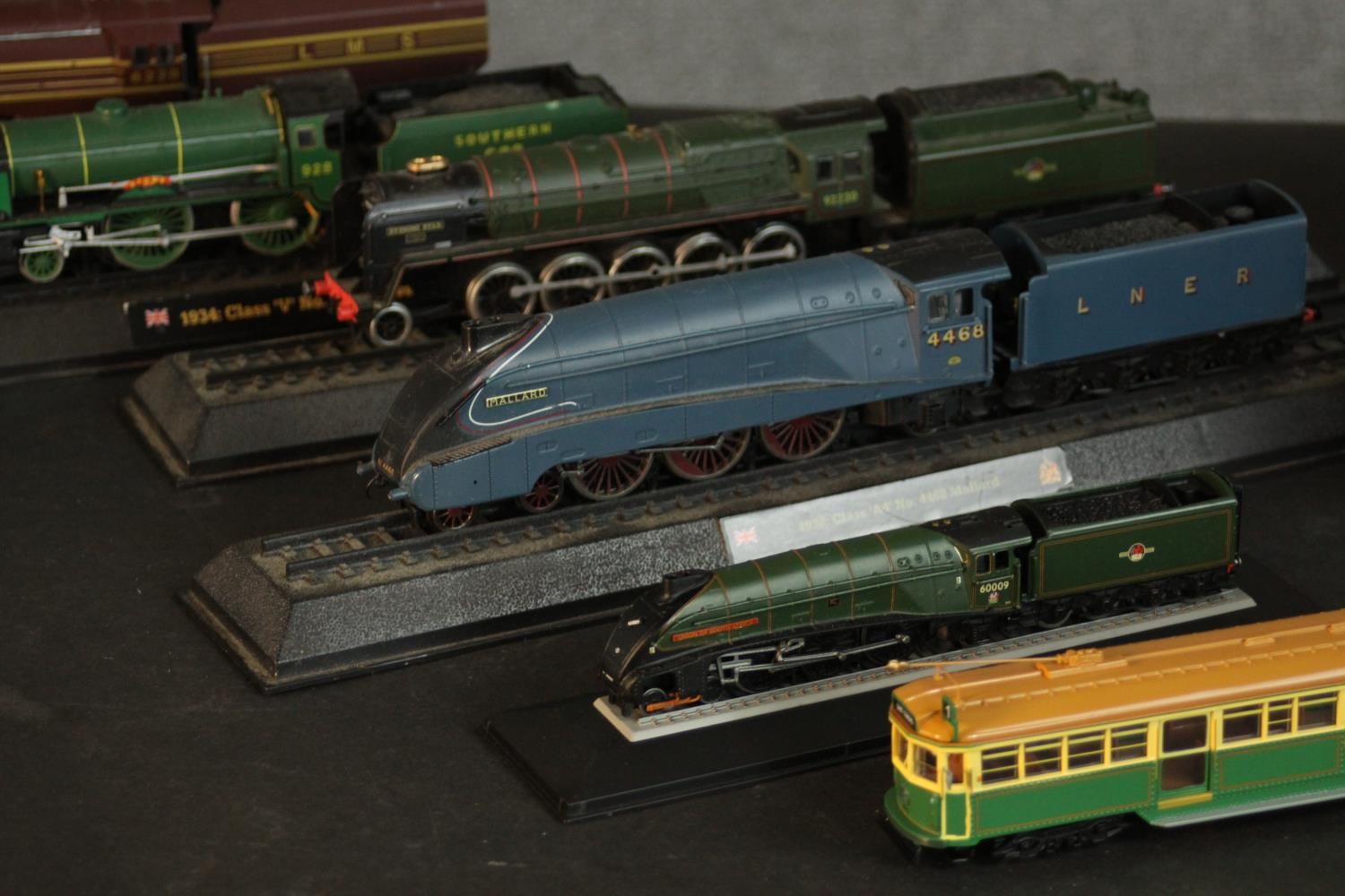 A collection of vintage models of locomotives, including a BACHMANN OO gauge steam locomotive, 31- - Image 6 of 22