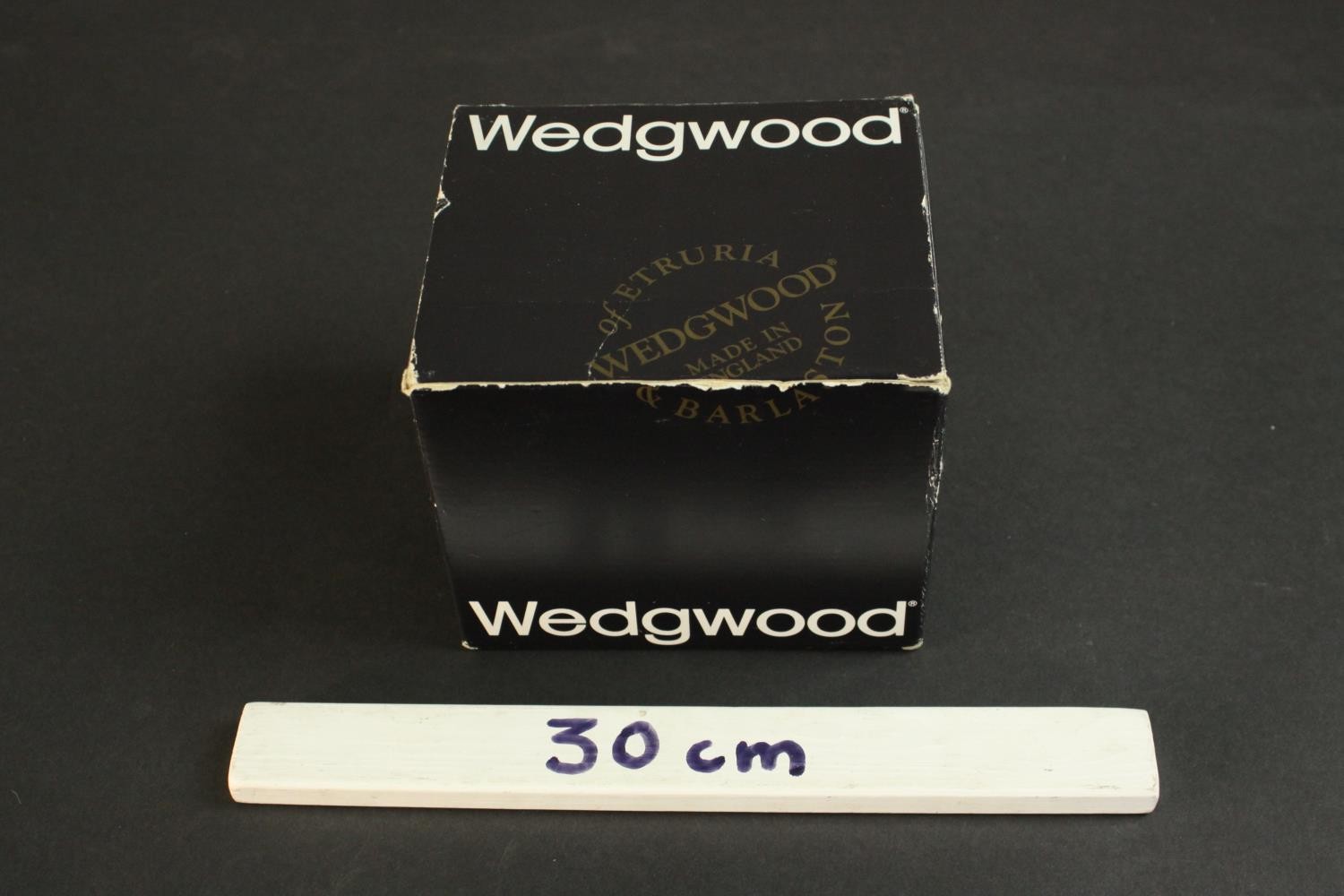 A boxed Richard Guyatt for Wedgwood mug to mark the return of Halley's Comet in 1986. Number 444 - Image 7 of 7