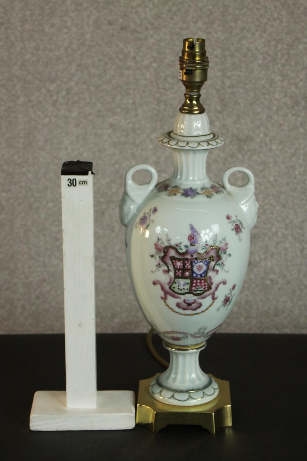 A hand painted armorial crest porcelain twin handled urn lamp with gilded detailing to the square - Image 2 of 3