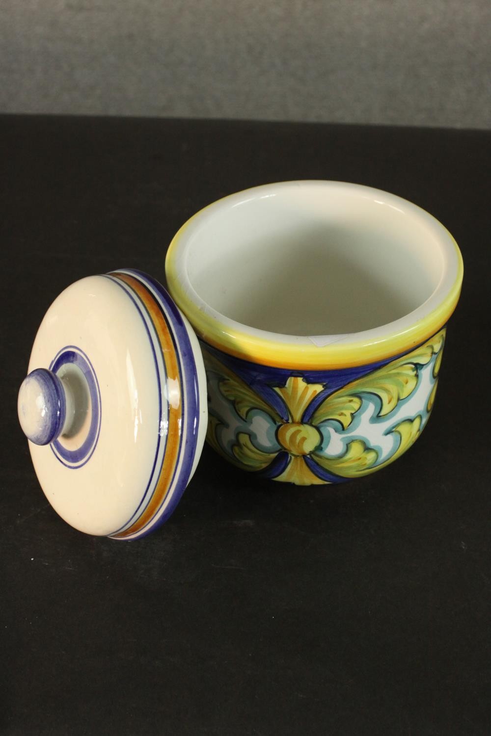 A collection of Portuguese and Italian hand painted pottery, including a Majolica planter and two - Image 10 of 11