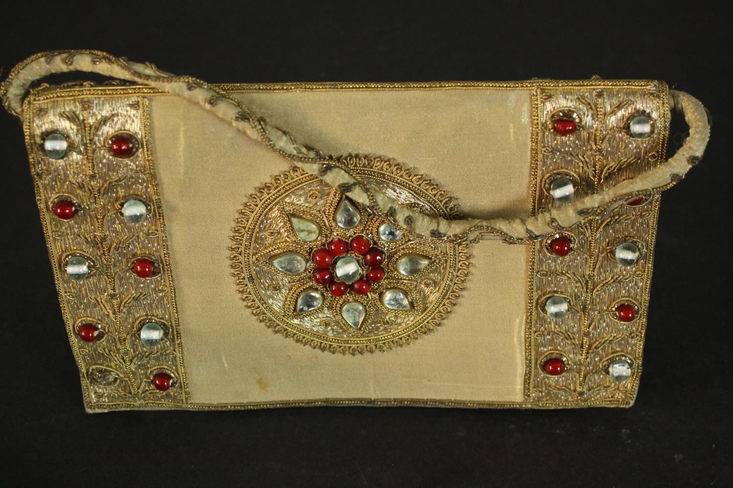 Two vintage clutch handbags, including an Indian gold brocade and glass cabochon detailed evening - Image 8 of 10